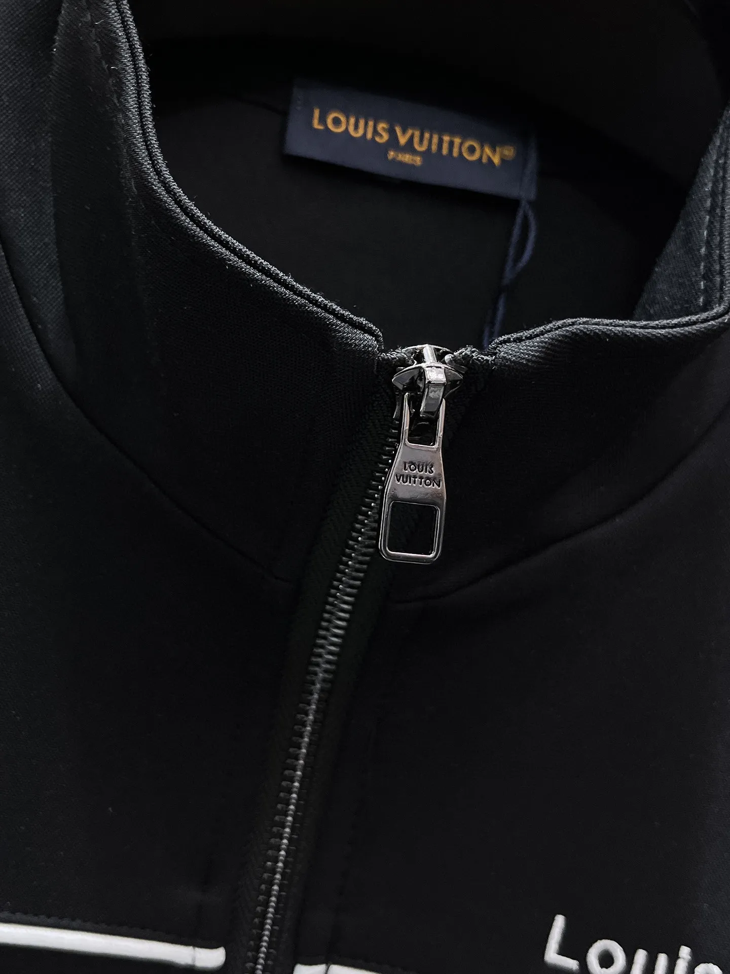 🅿️720 LV hot-selling suit is coming. Focus on the original version of the official website. 2025 new hot-selling cardigan suit. The original order is the best. 🇭🇰The meticulous work of top designers. It has a fitting and perfect upper body effect. All-natural high-quality Tencel Roman cotton 100%, close-fitting comfort, noble and elegant! Original hardware embodies elegance and nobility! Counter size: M-3XL (maximum wear up to 190 pounds)